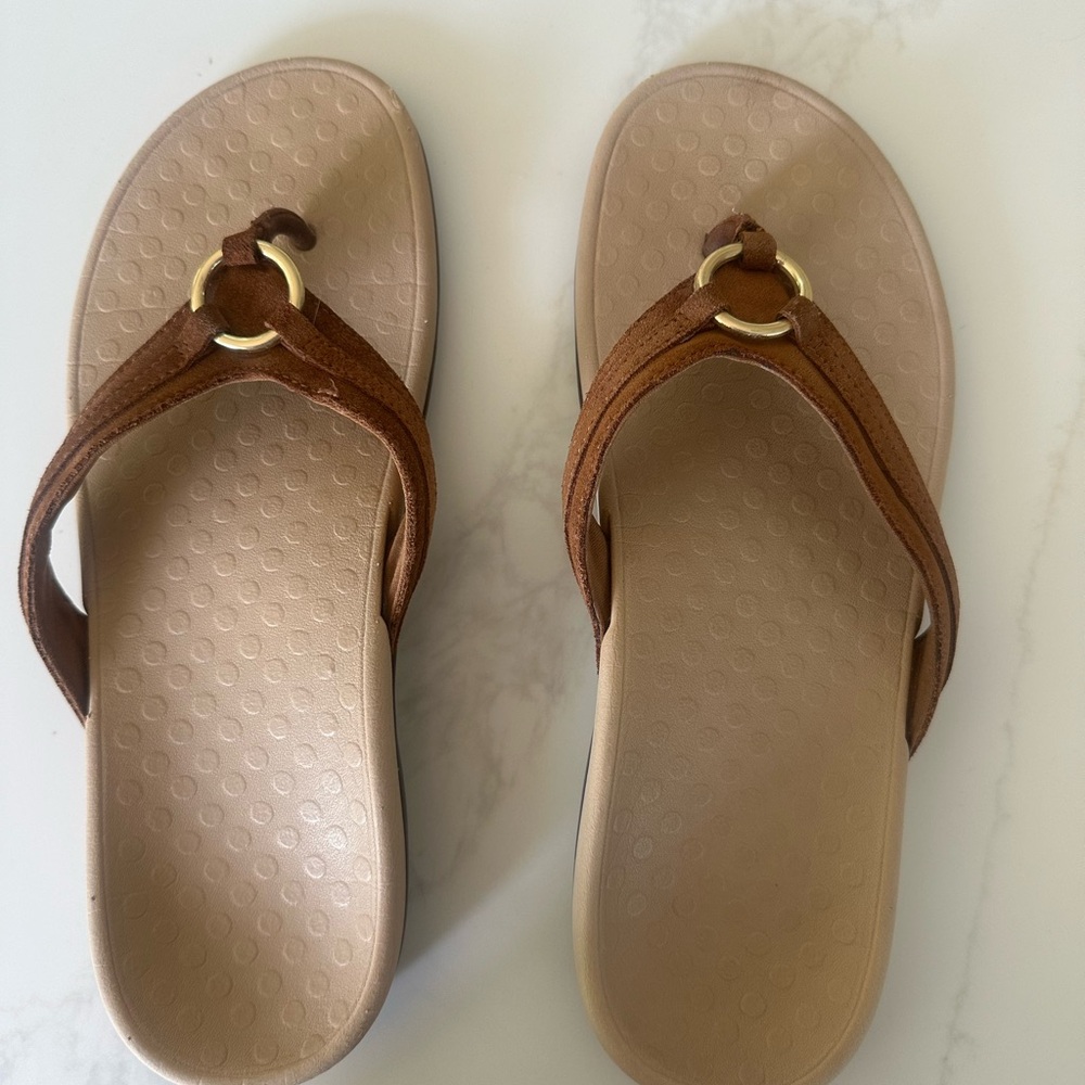 Vionic Tide Sandals size 12 in Brown suede.